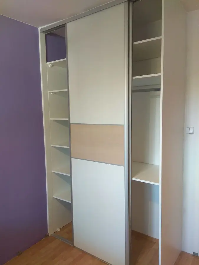 Vstavané skrine do detskej izby s otvorenou policovou časťou a posuvnými dverami
