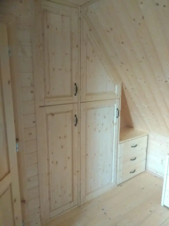 Vstavané skrine do detskej izby v podkroví s dvierkami a zásuvkami